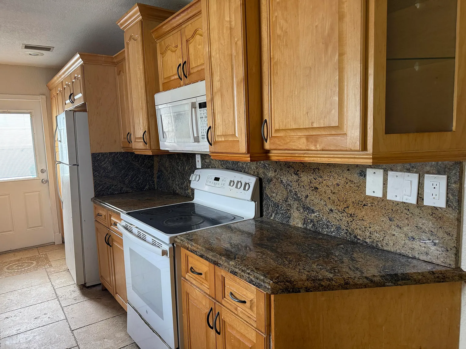 4 bed, 2.0 bath, 1309 sqft, $3,200 — Photo 2
