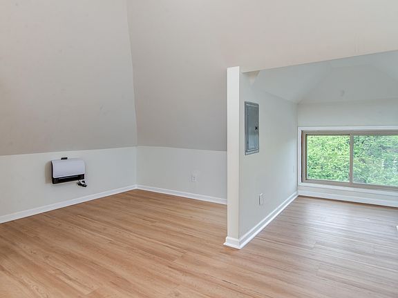 3rd image of 1533 W Hancock St #3W