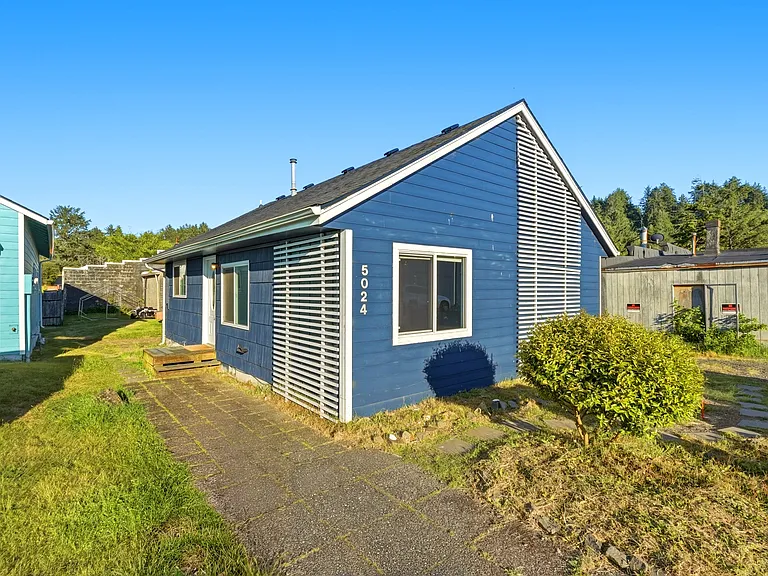 5024 SE Jetty Ave — Photo 1