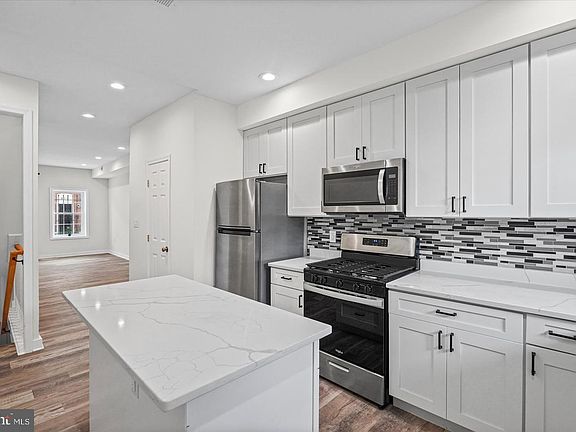 2nd image of 816 N Belnord Ave