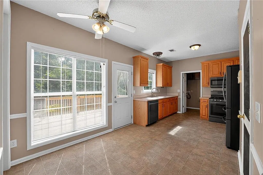 5 bed, 3425 sqft, $2,850 — Photo 4