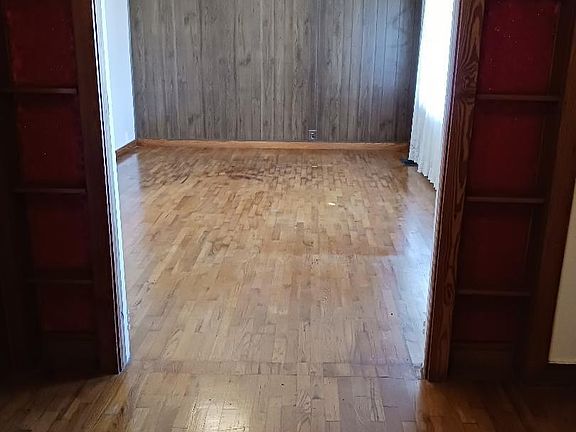 3rd image of 104 S Pecan St