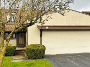 9 Stonehearth Sq, Indian Head Park, IL 60525