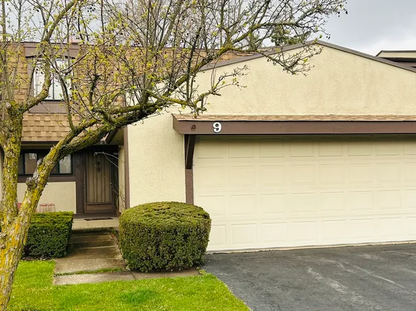 9 Stonehearth Sq, Indian Head Park, IL 60525