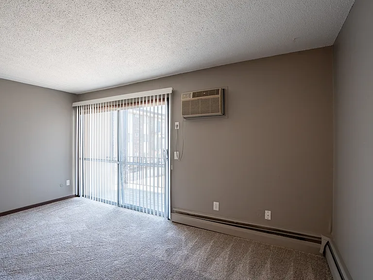 Roseville, MN Rosedale Estates Apartments | Living