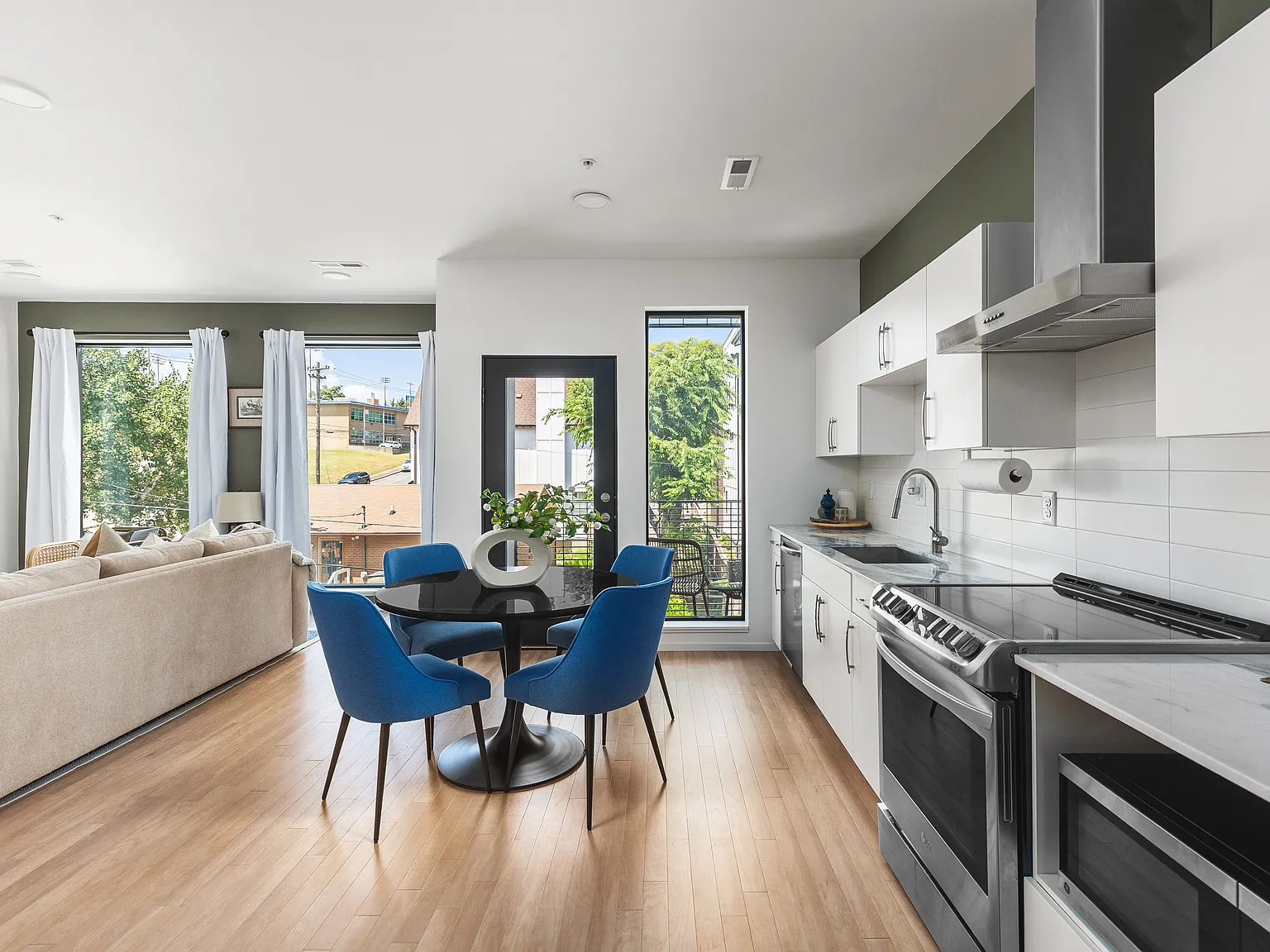 806 Olympic St — Photo 2