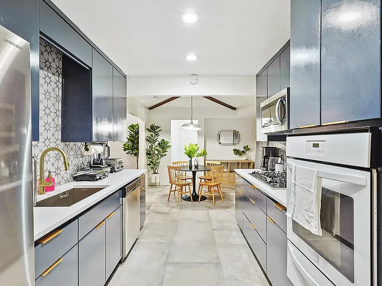 1012 Cloverdale Ln — Photo 5