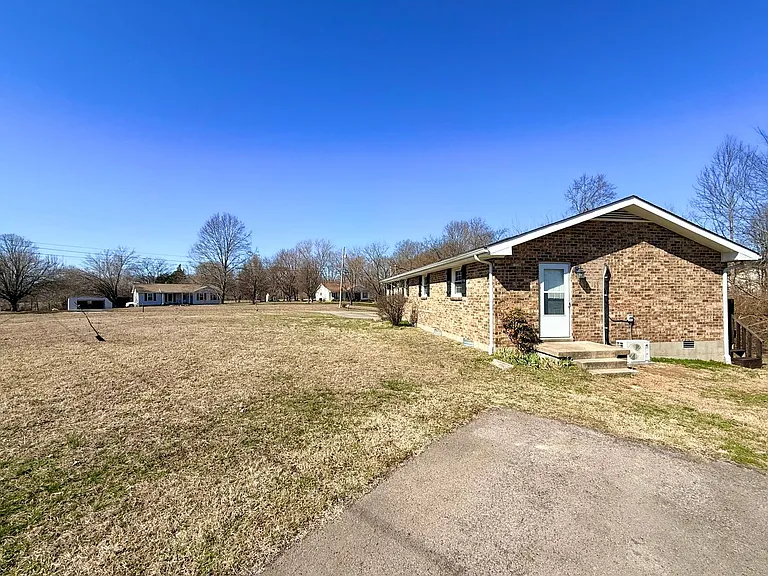 2121 Bracey Cir — Photo 29