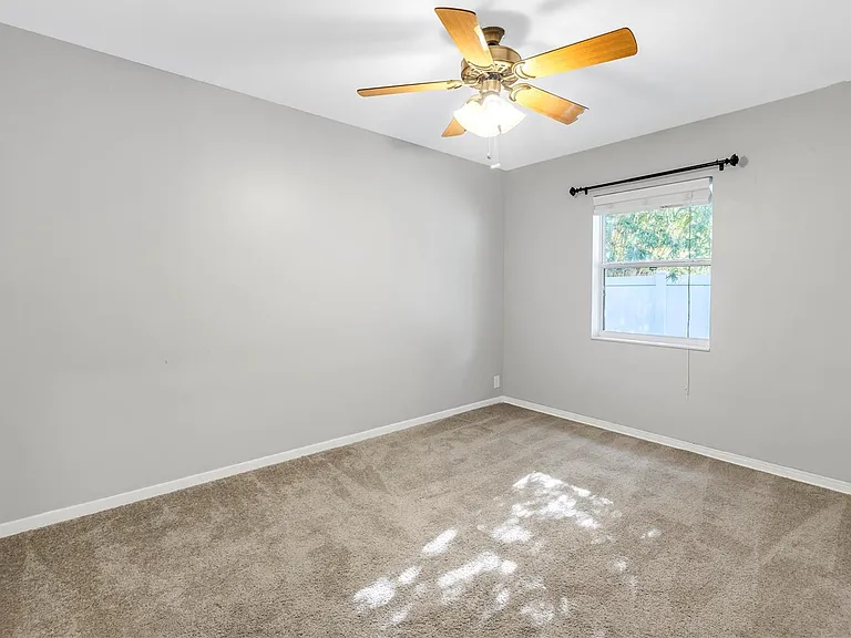 610 Cordova Blvd NE — Photo 23