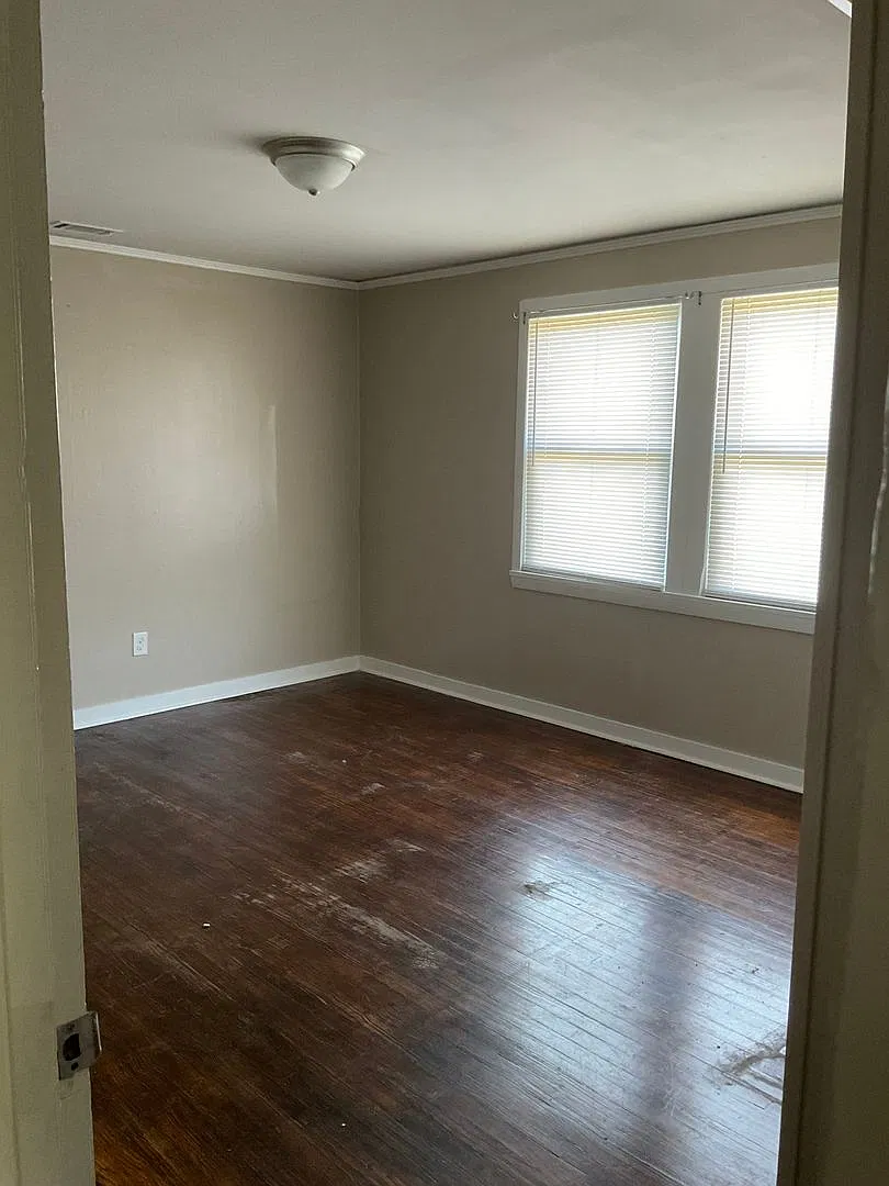 Fully Renovated 2 Bedroom! Vouchers Accepted — Photo 2