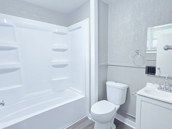 3rd image of 627 N Main St