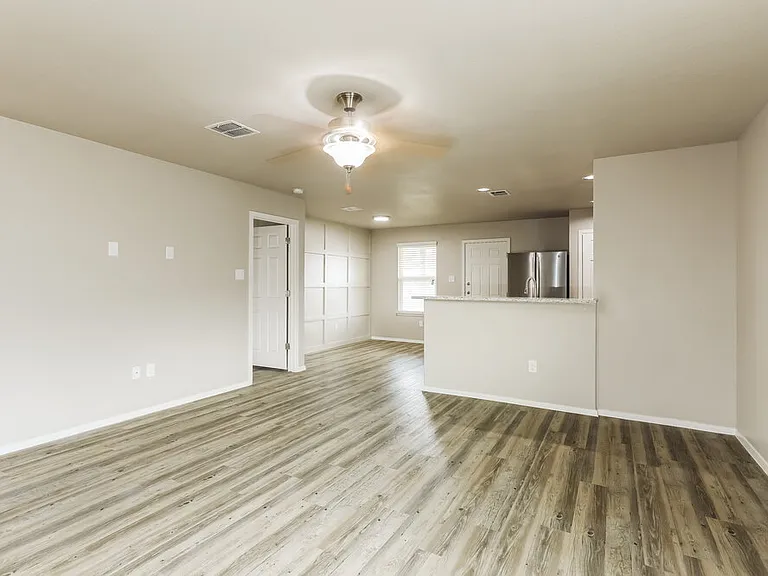 3215 Pedernales Dr — Photo 3