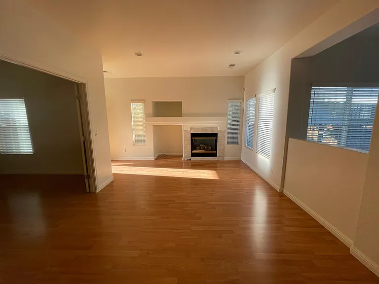5358 Desert Peach Dr — Photo 3