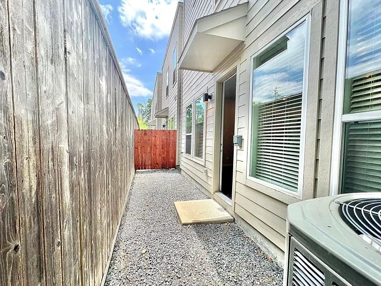 604 Thornton Oaks Ln #B — Photo 22