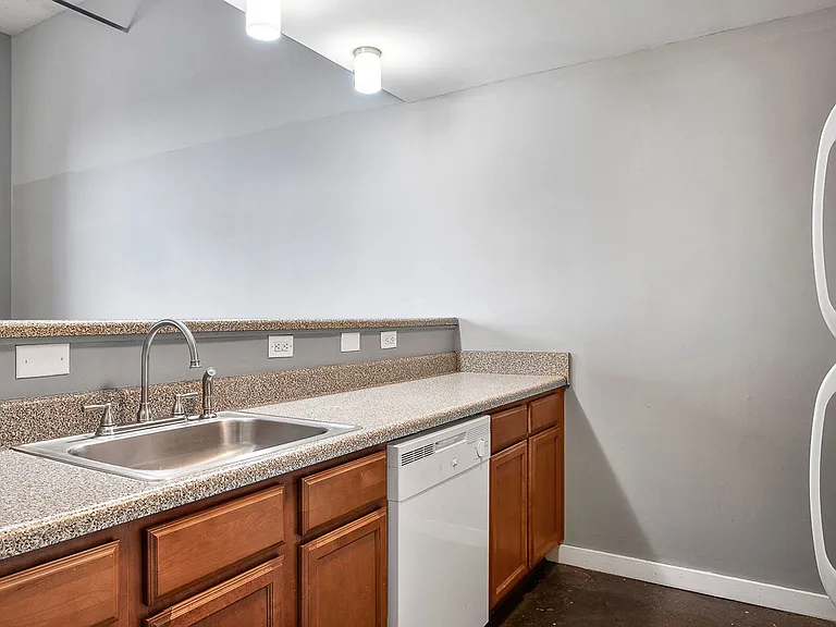 1510 W Broad St — Photo 10