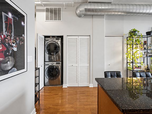 5th image of 740 W Fulton St APT 1212