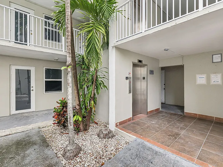 The Oaks Apartments — Photo 16