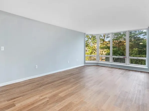 250 E Harbortown Dr, Detroit, MI