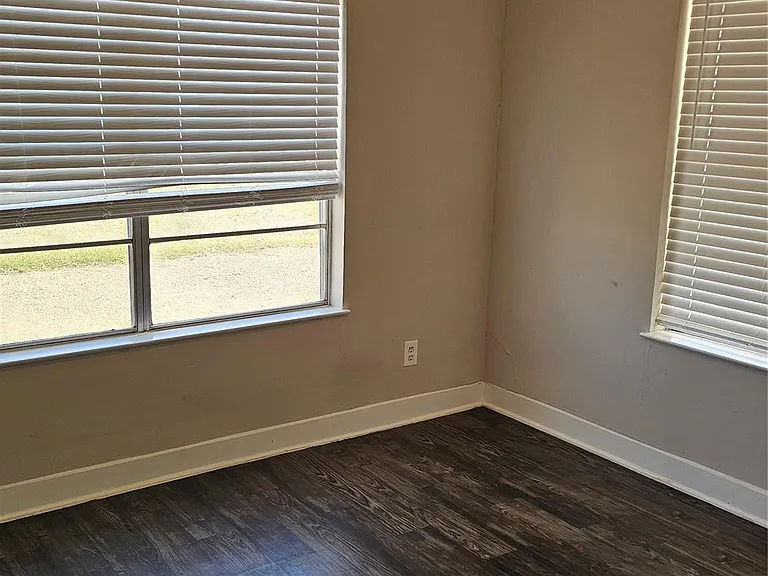 5081 FM 973 — Photo 15
