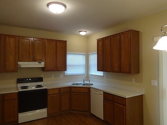 4th image of 1060 Bergenia Dr