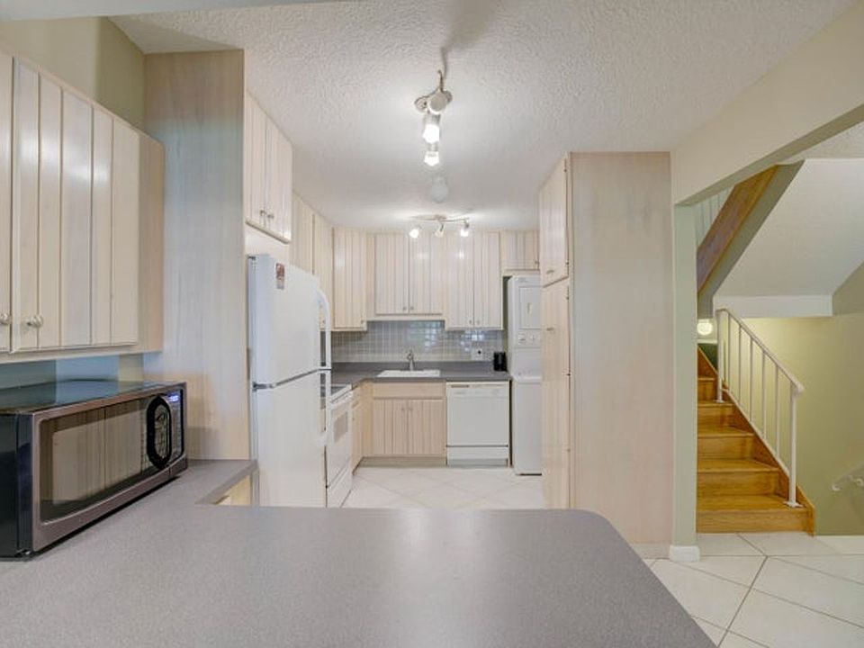 1st image of 390 Golfview Rd APT B