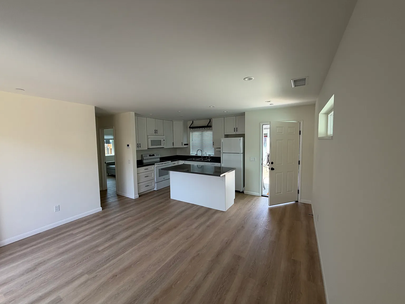 2 bed, 860 sqft, $3,995 — Photo 3