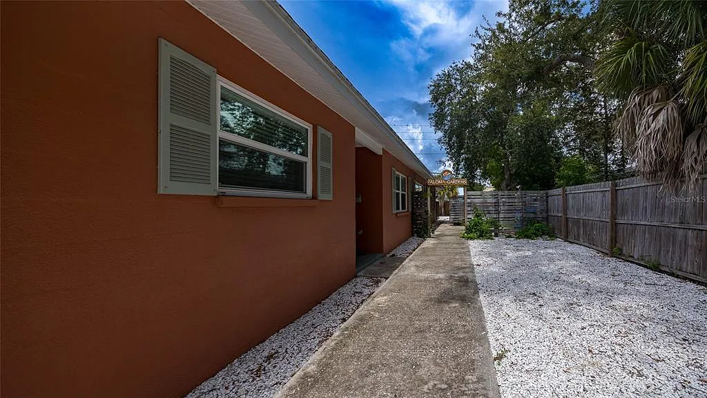 2 bed, 1.0 bath, 857 sqft, $2,300 — Photo 2
