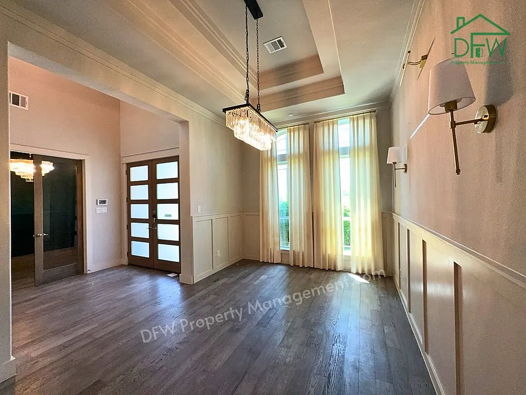 5 bed, 4.5 bath, 4876 sqft, $6,195 — Photo 2