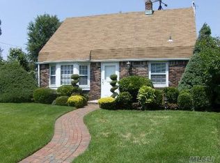 37 Glade Ln, Levittown, NY 11756