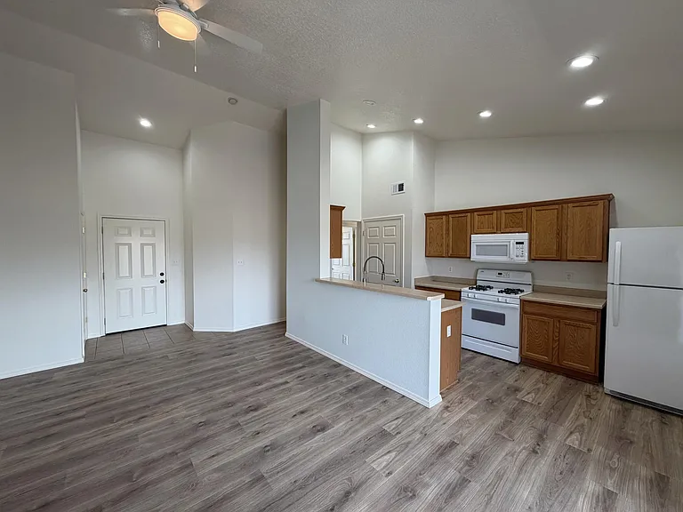 1105 Meadowlark Way SE #C — Photo 6