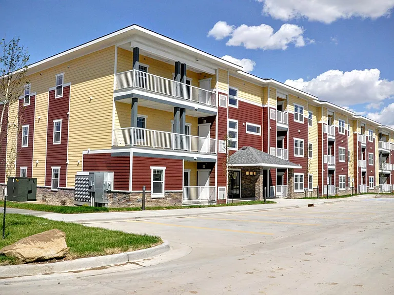 Emerald Ridge Apartments & Townhomes — Photo 8