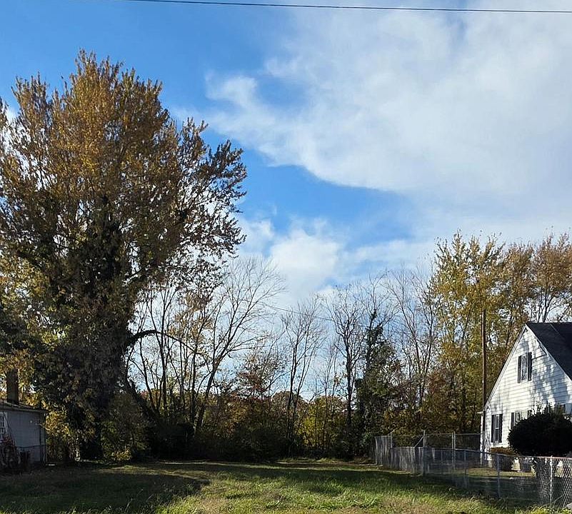 2nd image of 819 Maces Ln