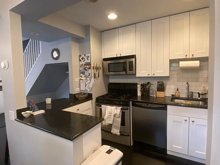 2160 N Lincoln Ave — Photo 5