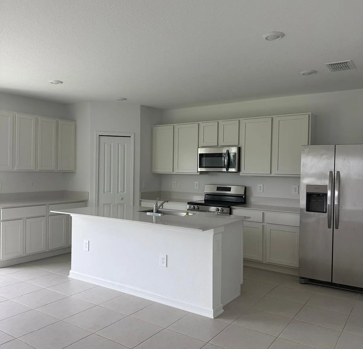 5 bed, 2.5 bath, 2112 sqft, $2,280 — Photo 2