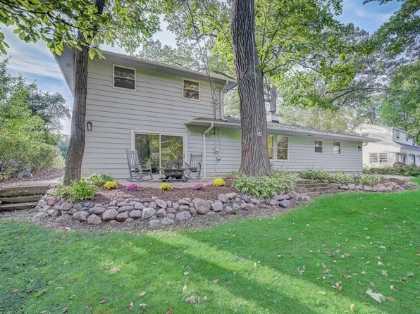 1532 N 124th St, Wauwatosa, WI 53226