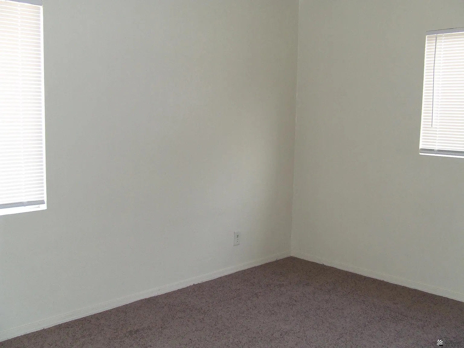 3 bed, 1.0 bath, 900 sqft, $1,300 — Photo 4