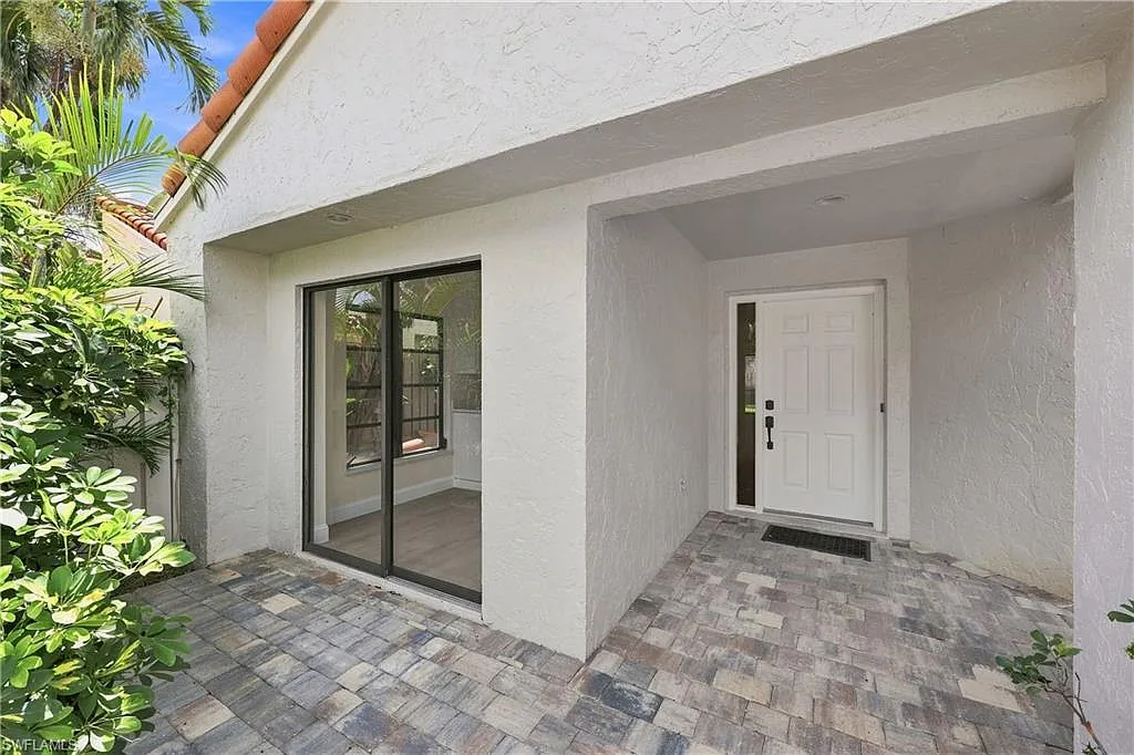 2 bed, 2.0 bath, 1359 sqft, $3,900 — Photo 2