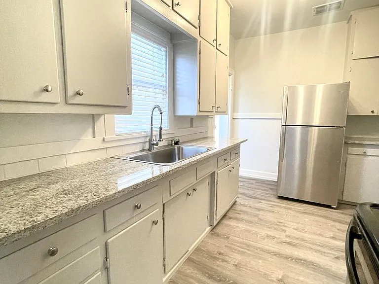 604 E Broadway St — Photo 4