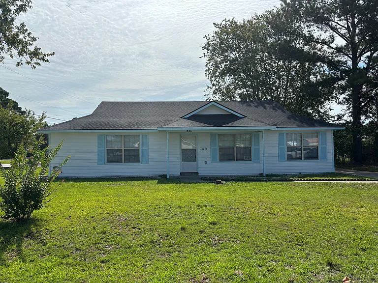1006 Ridgeland Dr — Photo 1