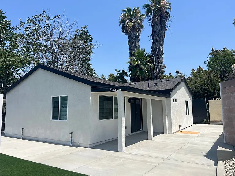 3523 Strong St — Photo 1
