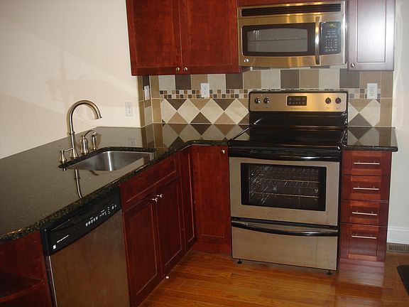 5th image of 1519 Christian St APT 1