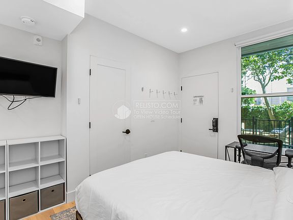 2nd image of 2267 1/2 Sacramento St #3