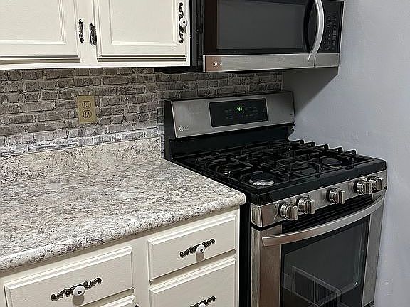 4th image of 651 Grove St
