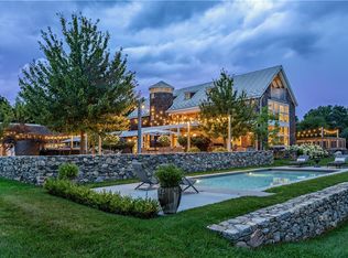 230 Briarwood Ln, Portsmouth, RI 02871