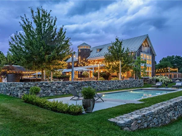 230 Briarwood Ln, Portsmouth, RI 02871