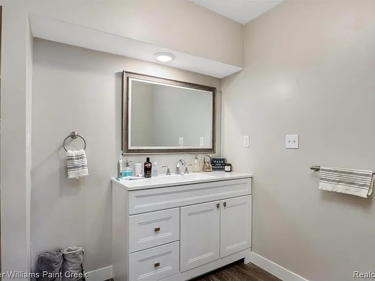 70190 N Main St #5 — Photo 8