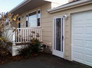 8 Murphy Cir, Middletown, RI 02842