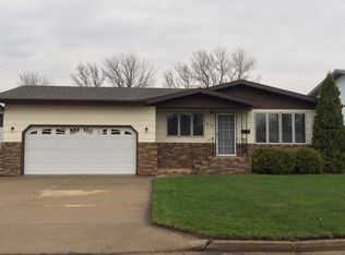 210 5 St W, CENTER, ND 58530