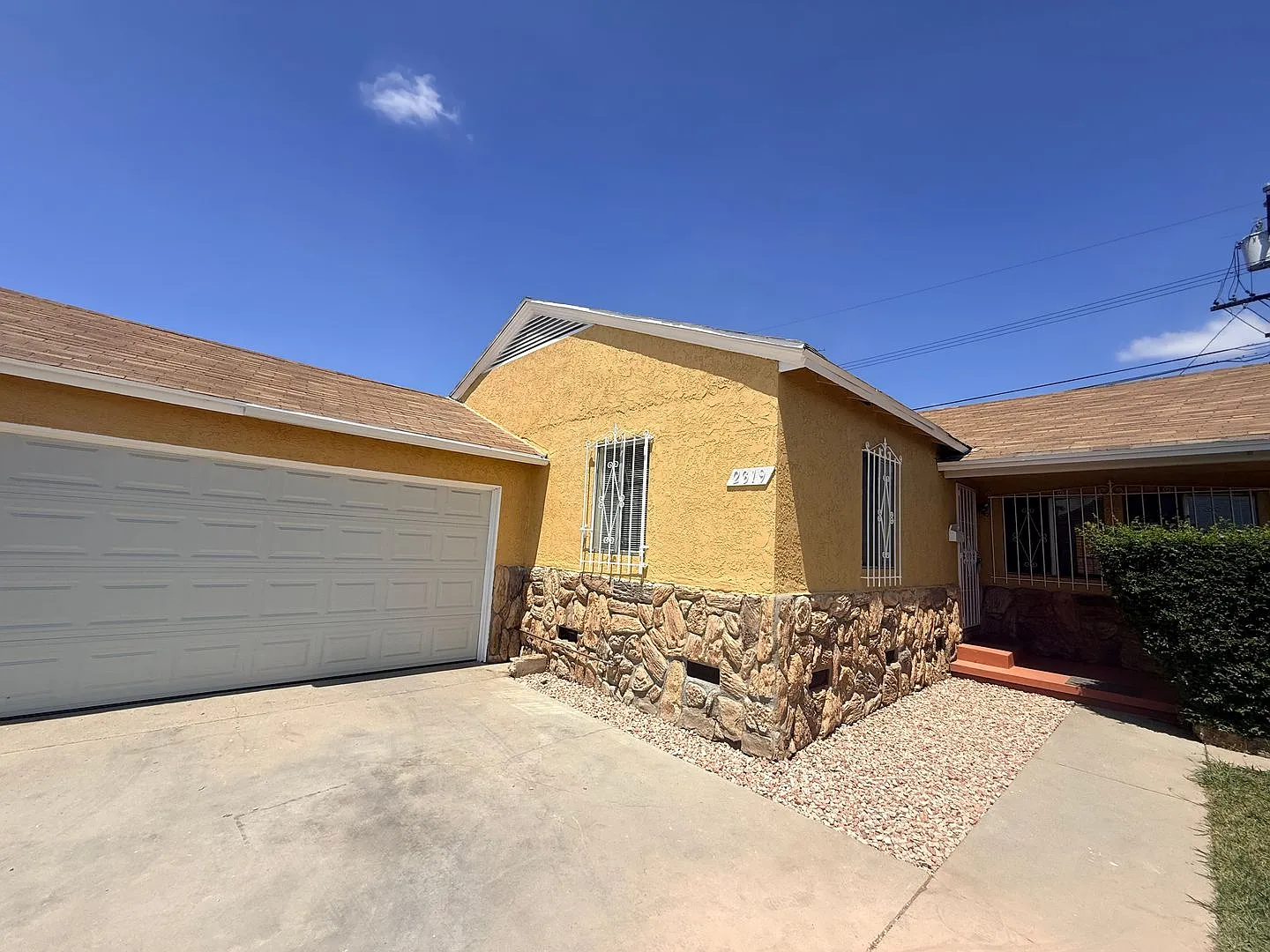 Don't miss this opportunity to lease a beautifully updated home in one of Gardena's most convenie... — Photo 2