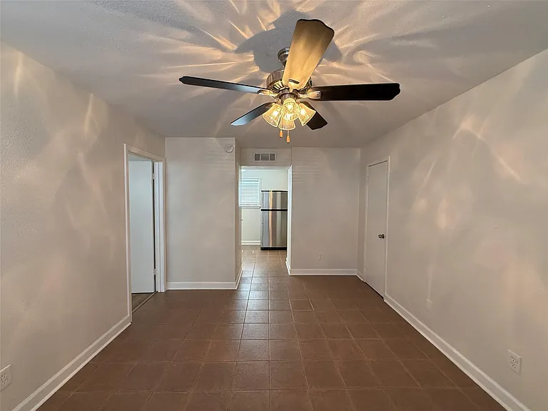1141 N Durham Dr #17 — Photo 2
